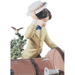 Młoda para z rzeźbą samochodu. Limitowana Młoda para z rzeźbą samochodu. Limitowana