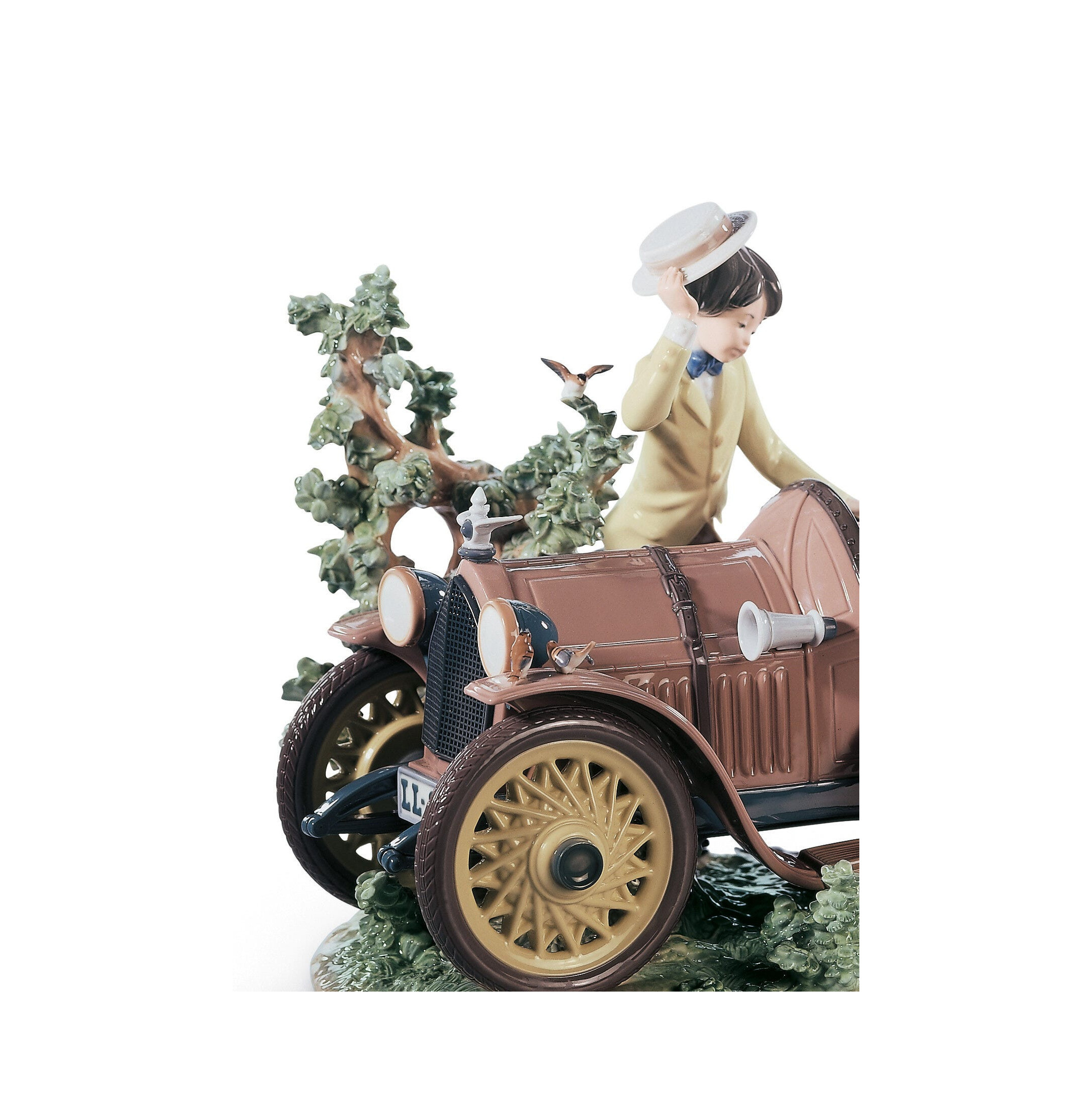 Młoda para z rzeźbą samochodu. Limitowana Młoda para z rzeźbą samochodu. Limitowana