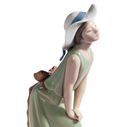 Ciekawska dziewczyna ze słomkowym kapeluszem figurka Ciekawska dziewczyna ze słomkowym kapeluszem figurka