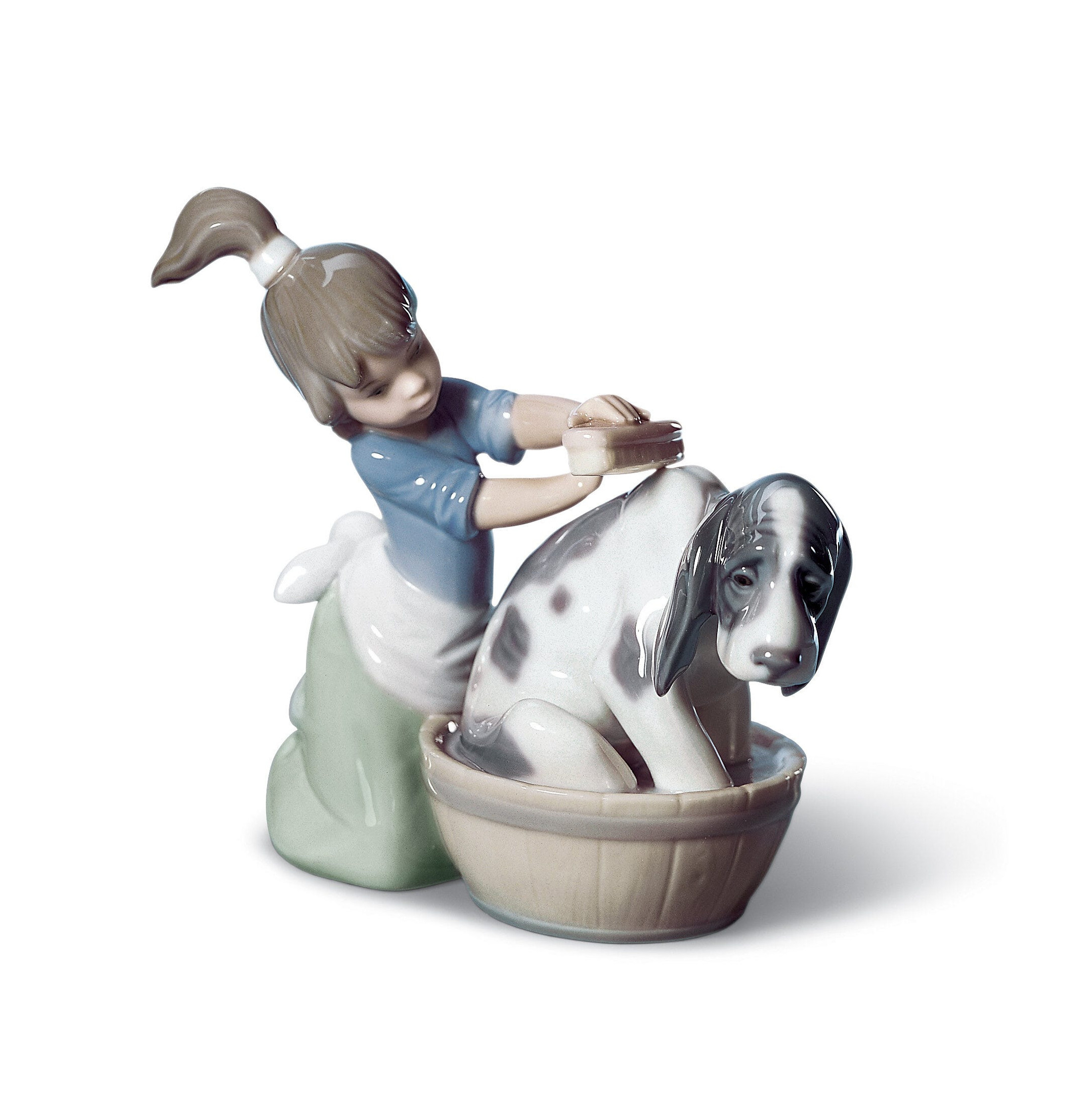 Nieśmiała figurka psa kąpiącego się Nieśmiała figurka psa kąpiącego się