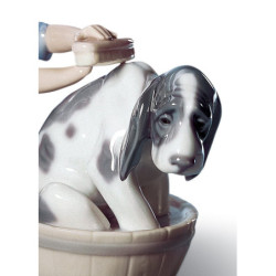 Nieśmiała figurka psa kąpiącego się Nieśmiała figurka psa kąpiącego się