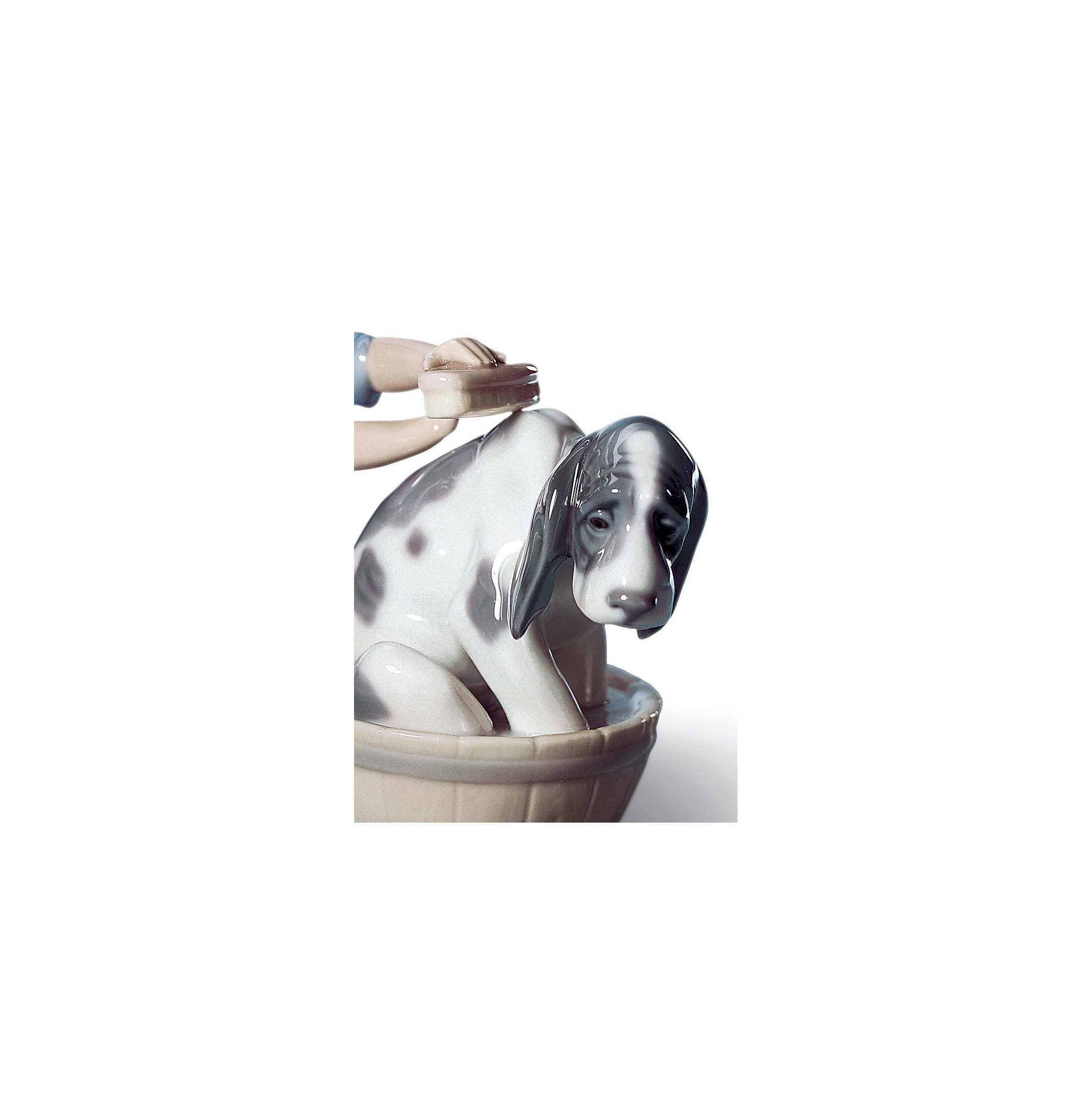 Nieśmiała figurka psa kąpiącego się Nieśmiała figurka psa kąpiącego się