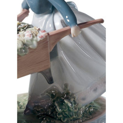 Figurka dziewczyny z kurhanem zabawy Figurka dziewczyny z kurhanem zabawy