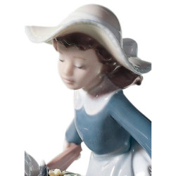 Figurka dziewczyny z kurhanem zabawy Figurka dziewczyny z kurhanem zabawy