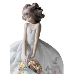 Figurka dziewczyny z polnymi kwiatami Figurka dziewczyny z polnymi kwiatami