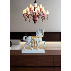 Królewska rzeźba konia wierzchowca. Złoty połysk Królewska rzeźba konia wierzchowca. Złoty połysk