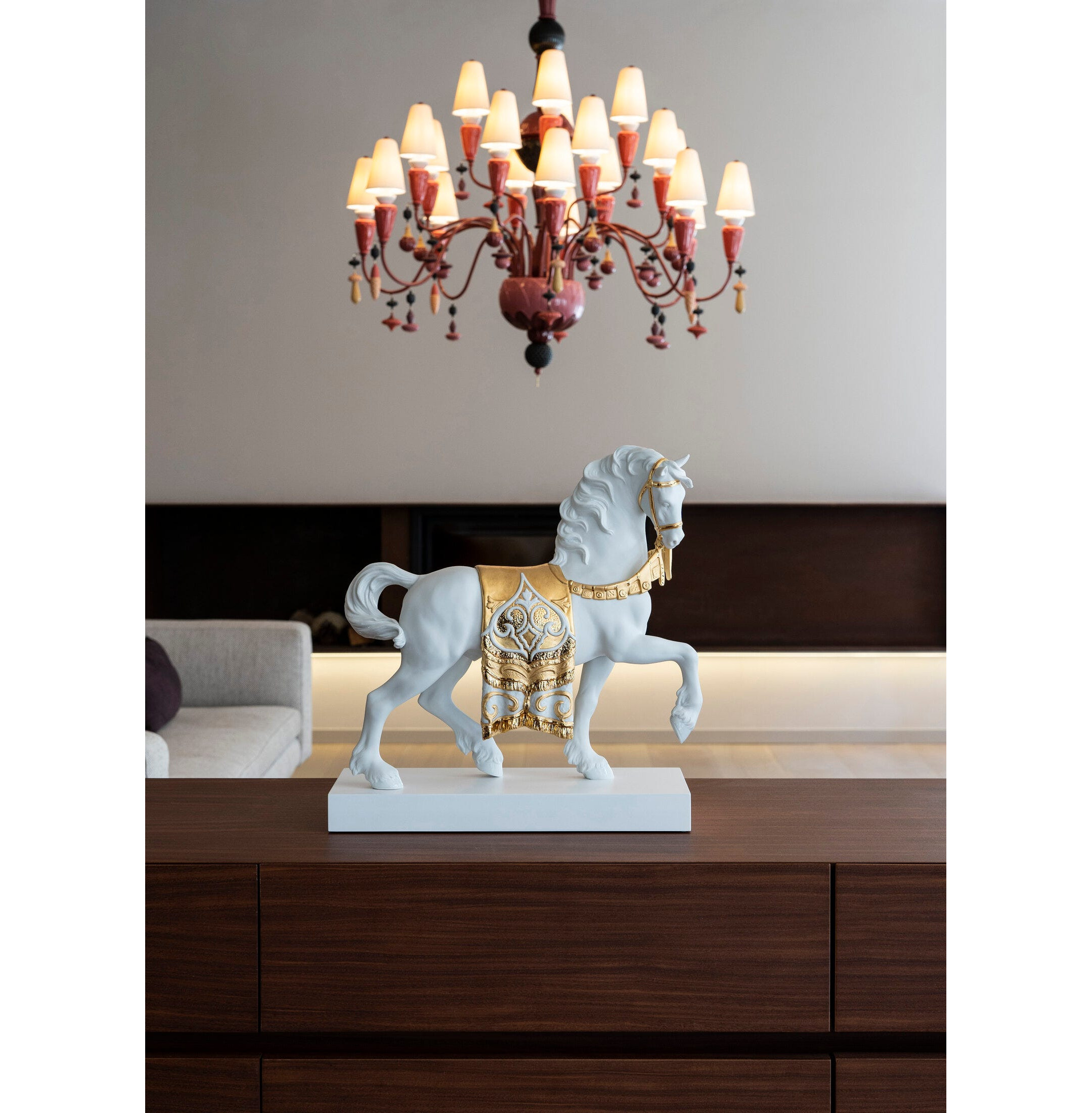 Królewska rzeźba konia wierzchowca. Złoty połysk Królewska rzeźba konia wierzchowca. Złoty połysk