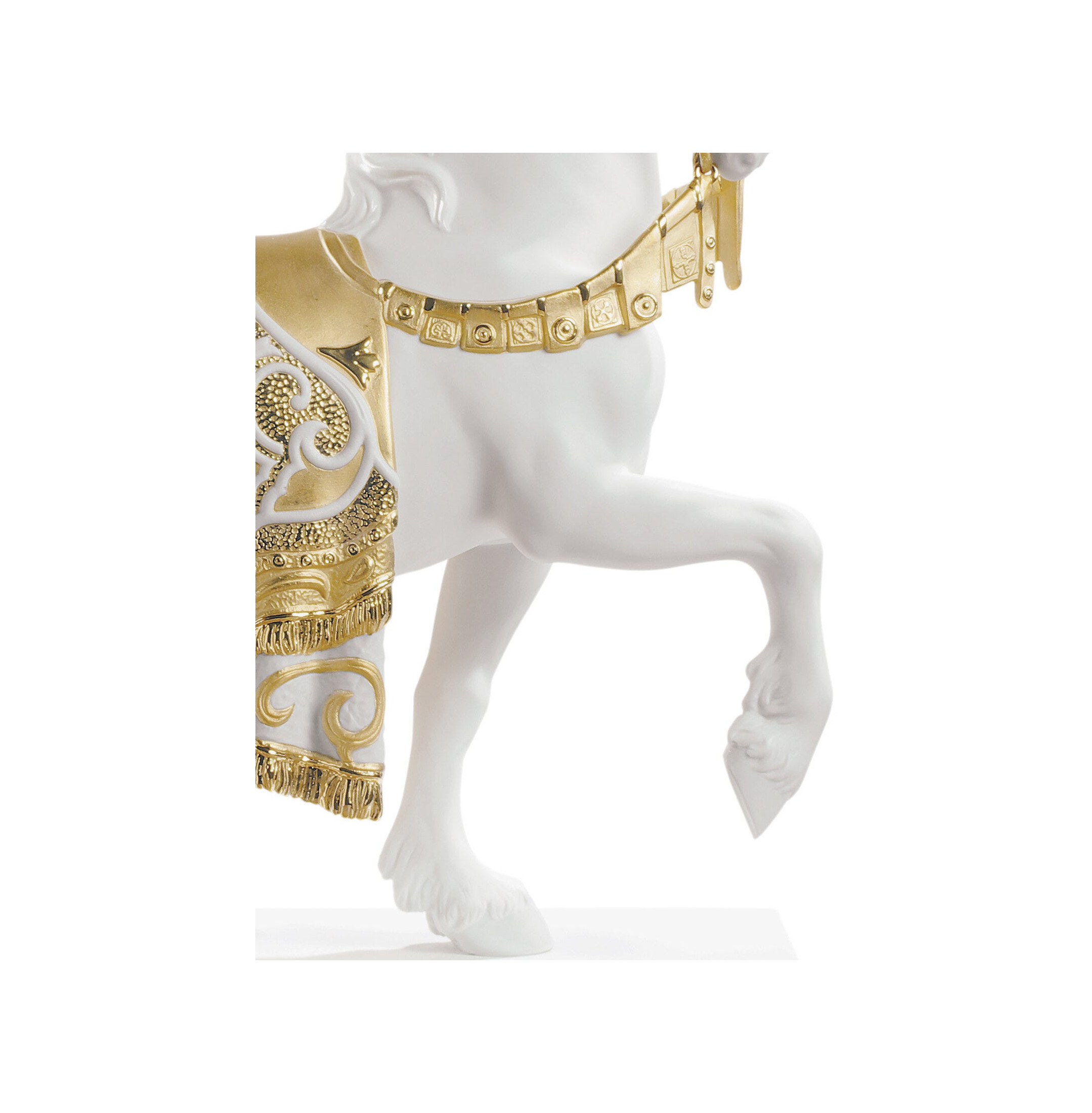 Królewska rzeźba konia wierzchowca. Złoty połysk Królewska rzeźba konia wierzchowca. Złoty połysk