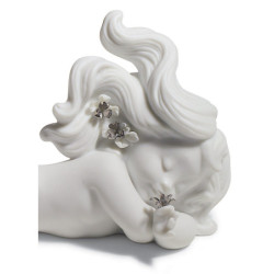 Śniąc na jawie na morzu figurka syrenki. Srebrny połysk Śniąc na jawie na morzu figurka syrenki. Srebrny połysk