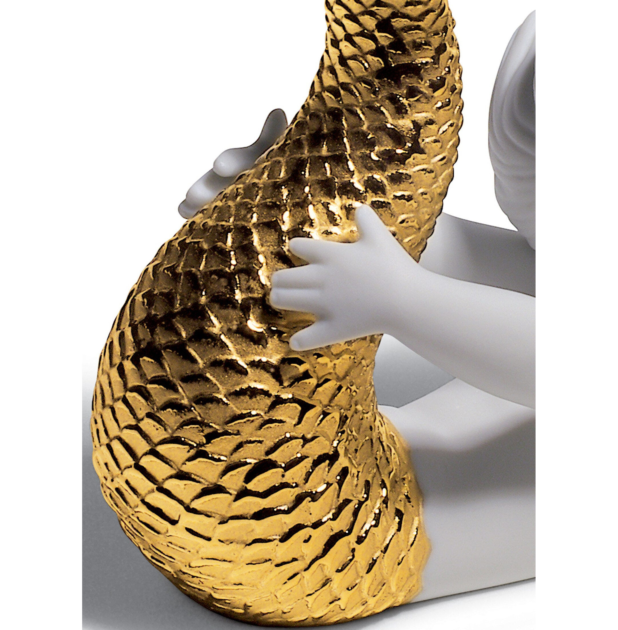 Zabawa w figurkę syrenki morskiej. Złoty połysk Zabawa w figurkę syrenki morskiej. Złoty połysk