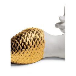 Śniąc na jawie na morzu figurka syrenki. Złoty połysk Śniąc na jawie na morzu figurka syrenki. Złoty połysk