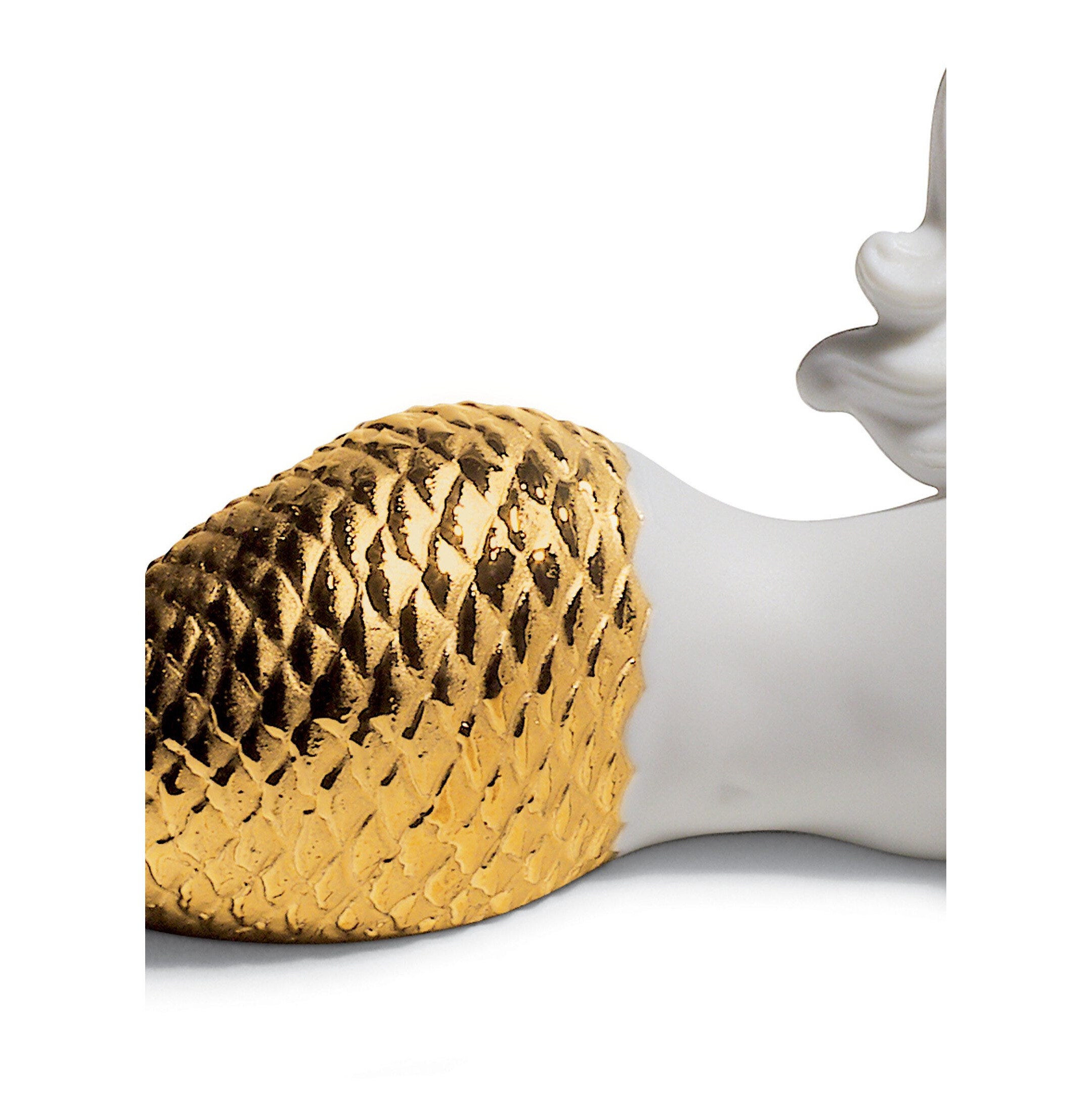 Śniąc na jawie na morzu figurka syrenki. Złoty połysk Śniąc na jawie na morzu figurka syrenki. Złoty połysk