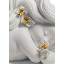 Śniąc na jawie na morzu figurka syrenki. Złoty połysk Śniąc na jawie na morzu figurka syrenki. Złoty połysk