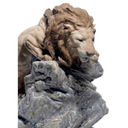 Figurka Rzucającego się Lwa Figurka Rzucającego się Lwa