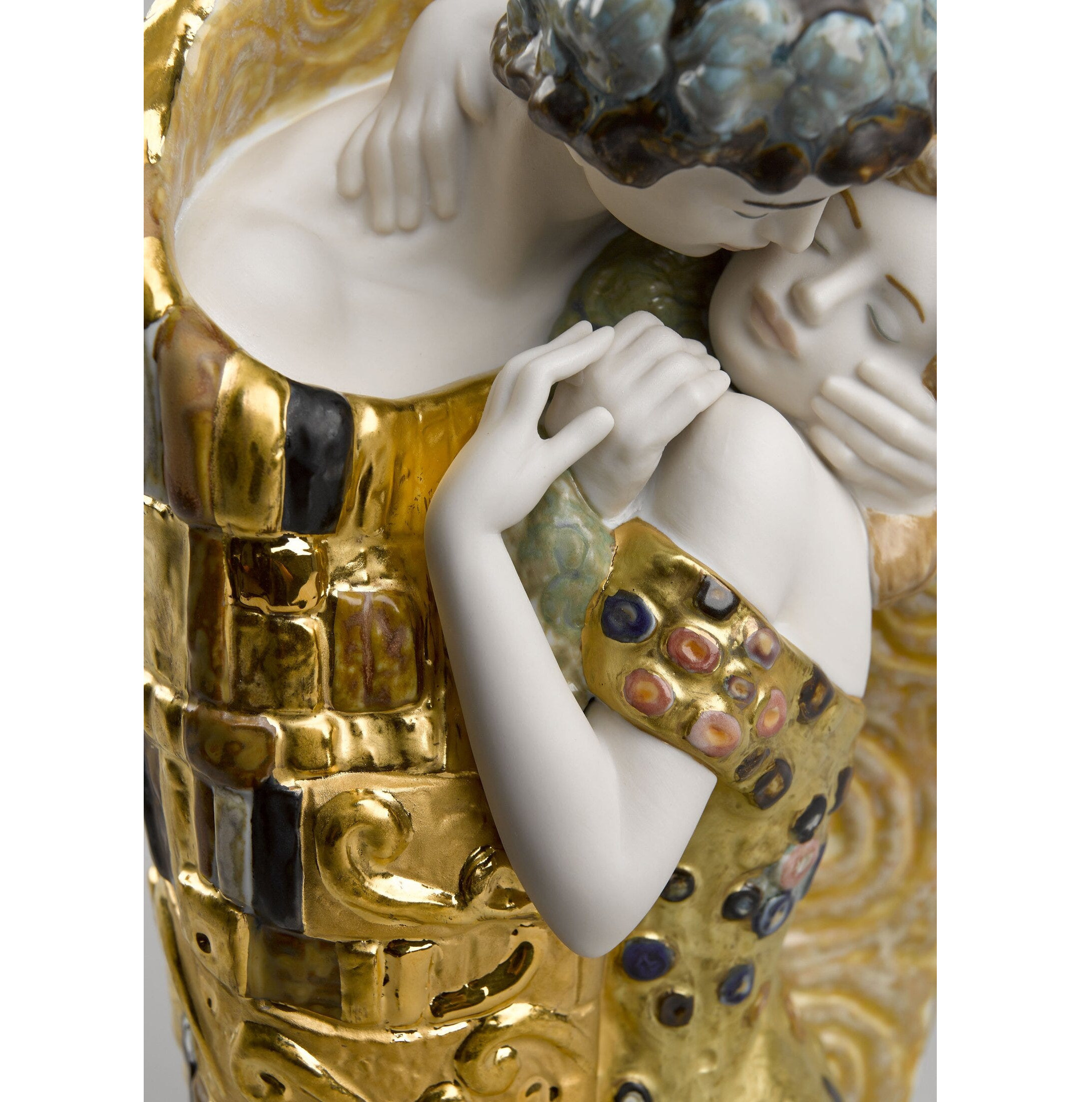 Rzeźba pocałunku pary. Złoty połysk Rzeźba pocałunku pary. Złoty połysk