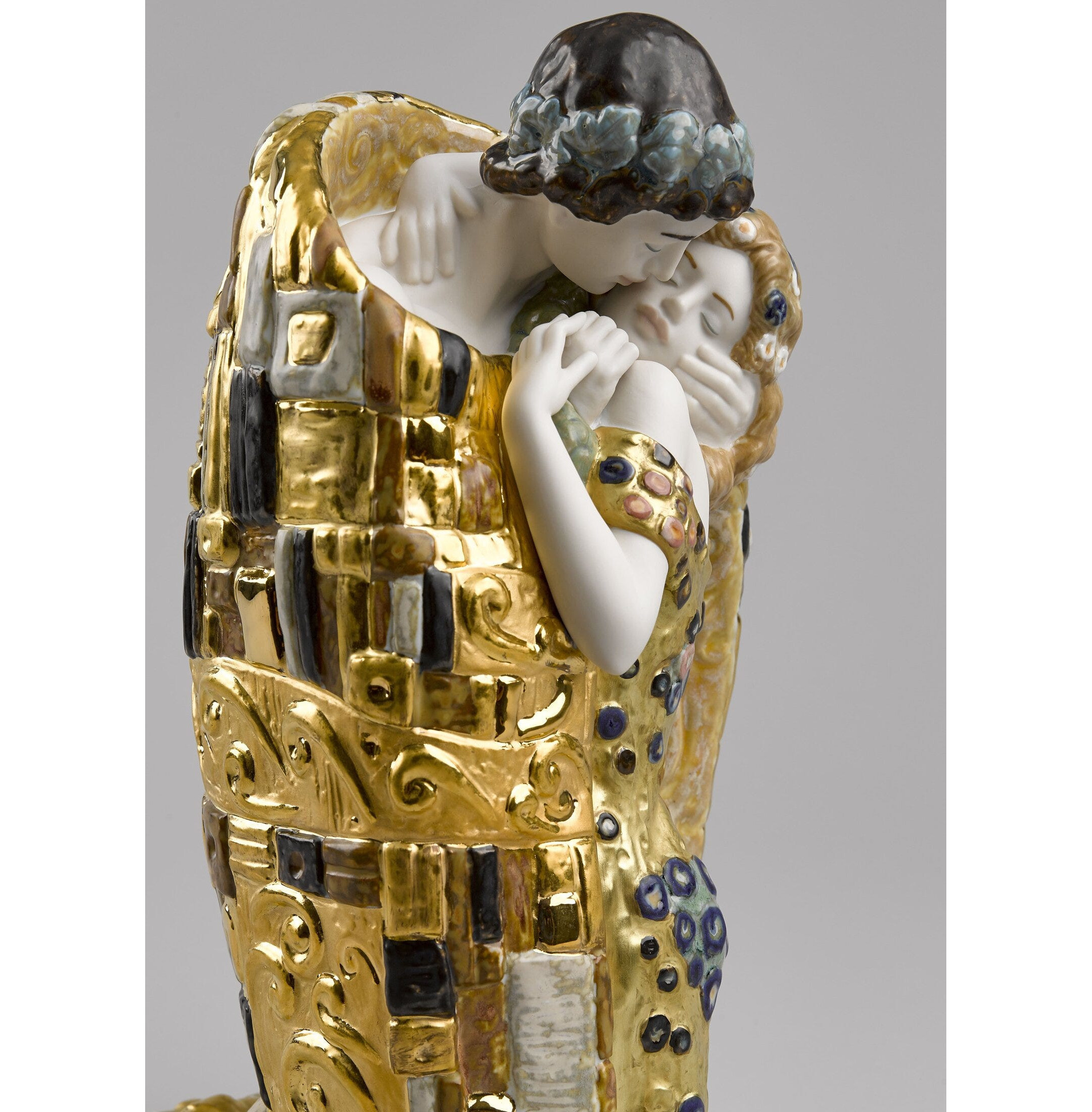 Rzeźba pocałunku pary. Złoty połysk Rzeźba pocałunku pary. Złoty połysk