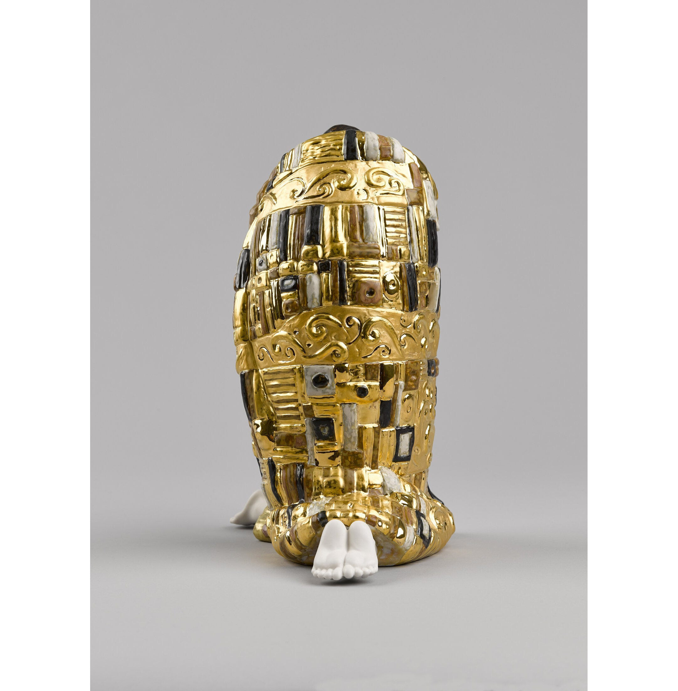 Rzeźba pocałunku pary. Złoty połysk Rzeźba pocałunku pary. Złoty połysk