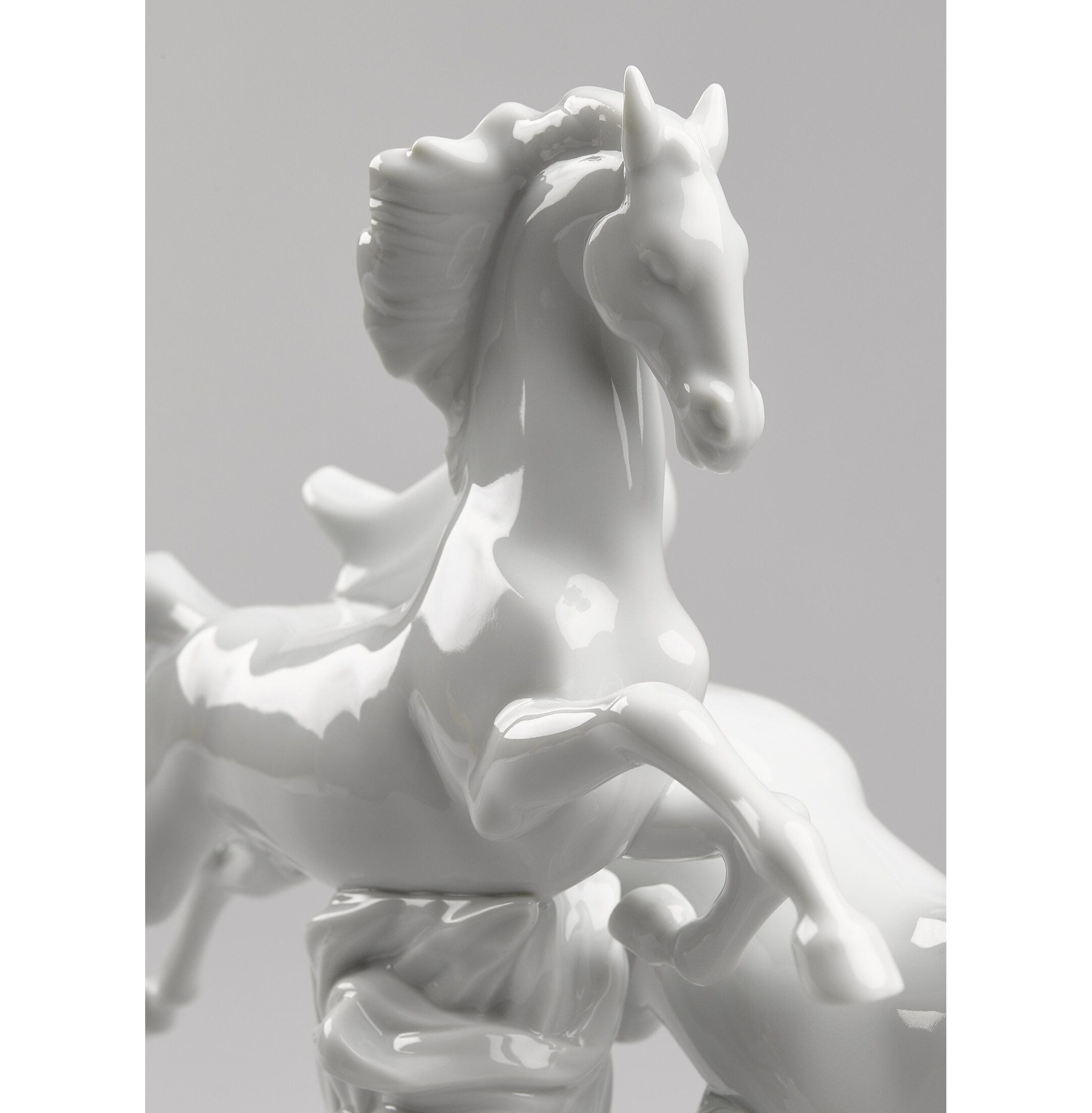 Figurka galopujących koni Figurka galopujących koni