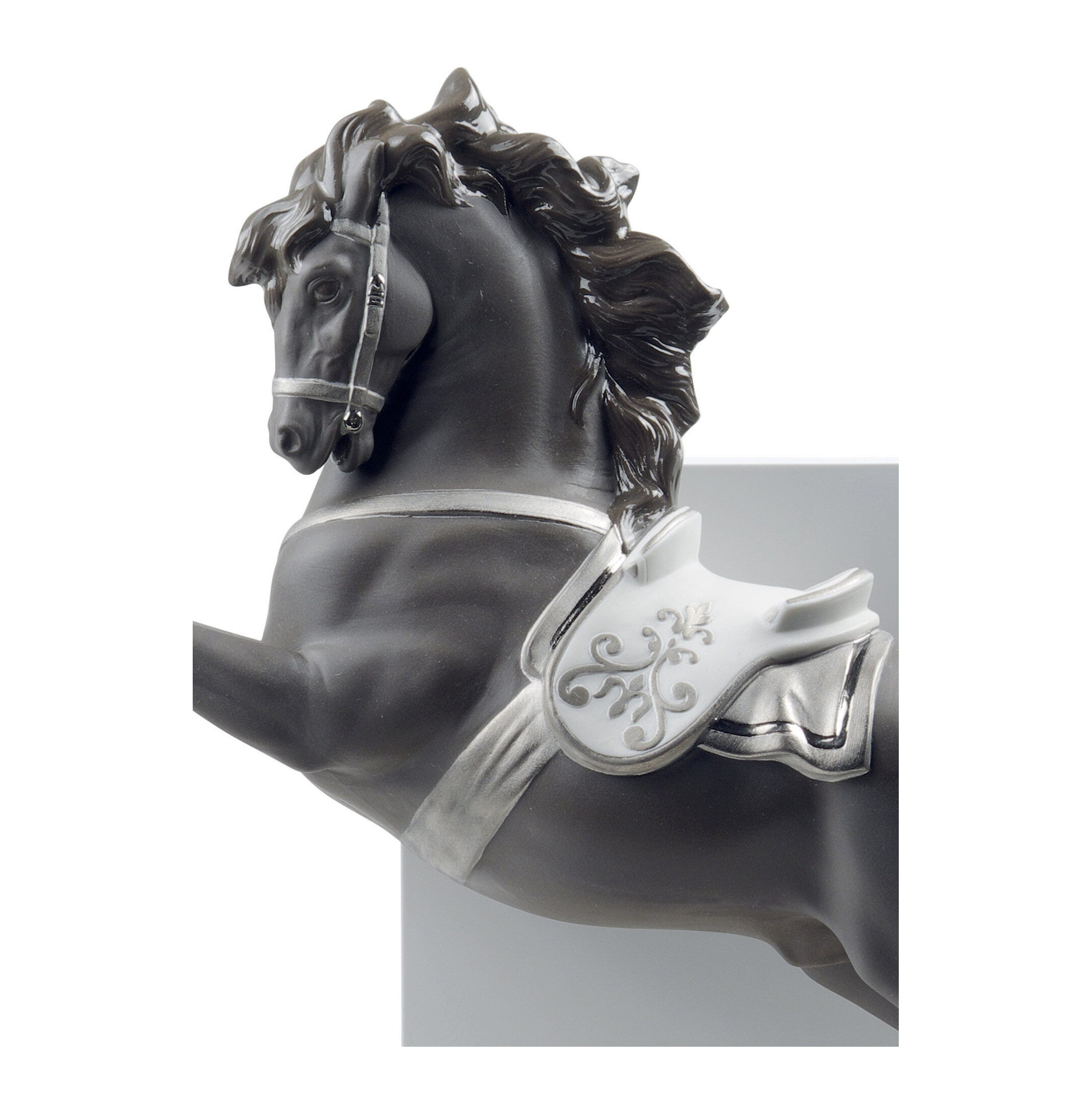 Figurka konia na piruecie. Srebrny połysk Figurka konia na piruecie. Srebrny połysk