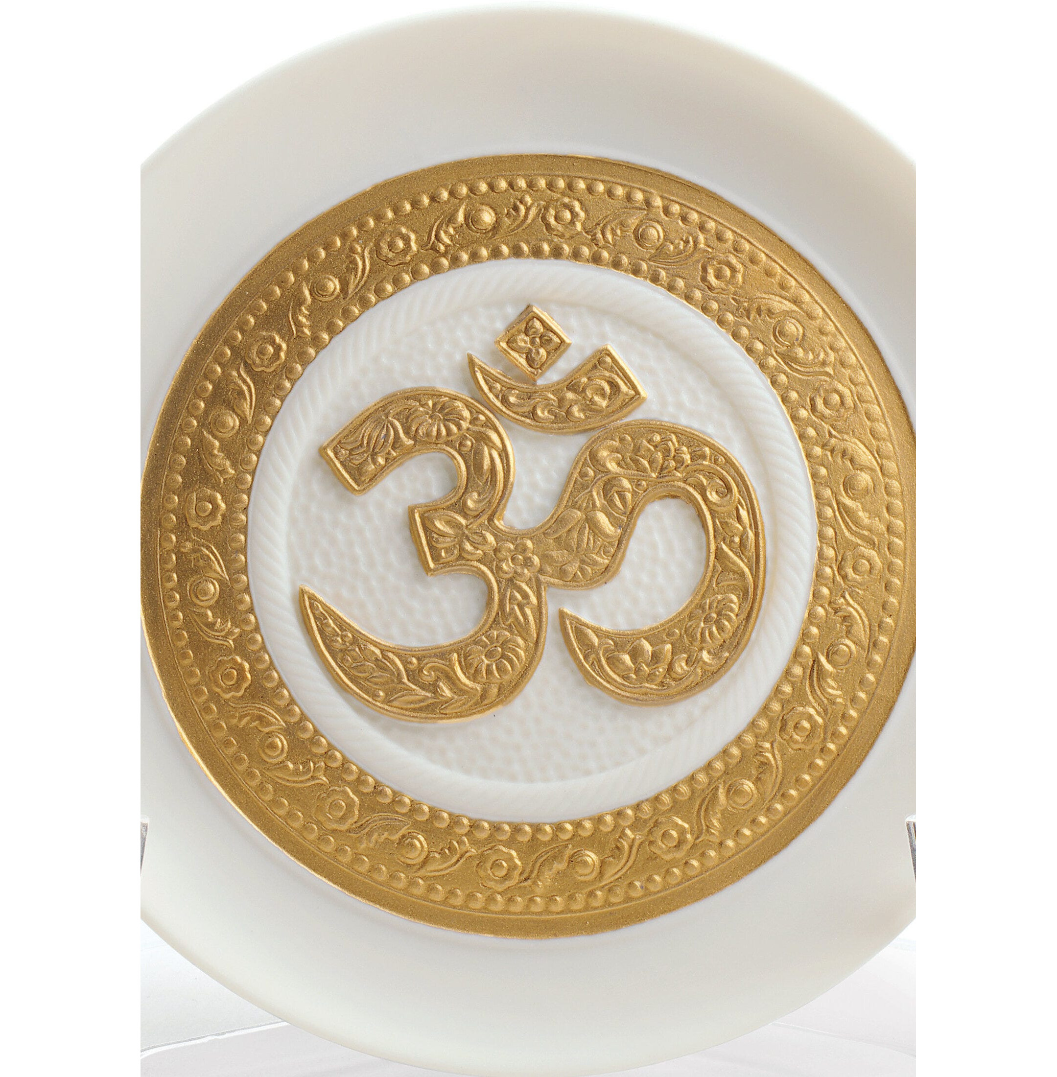 om talerz dekoracyjny. Złoty połysk om talerz dekoracyjny. Złoty połysk