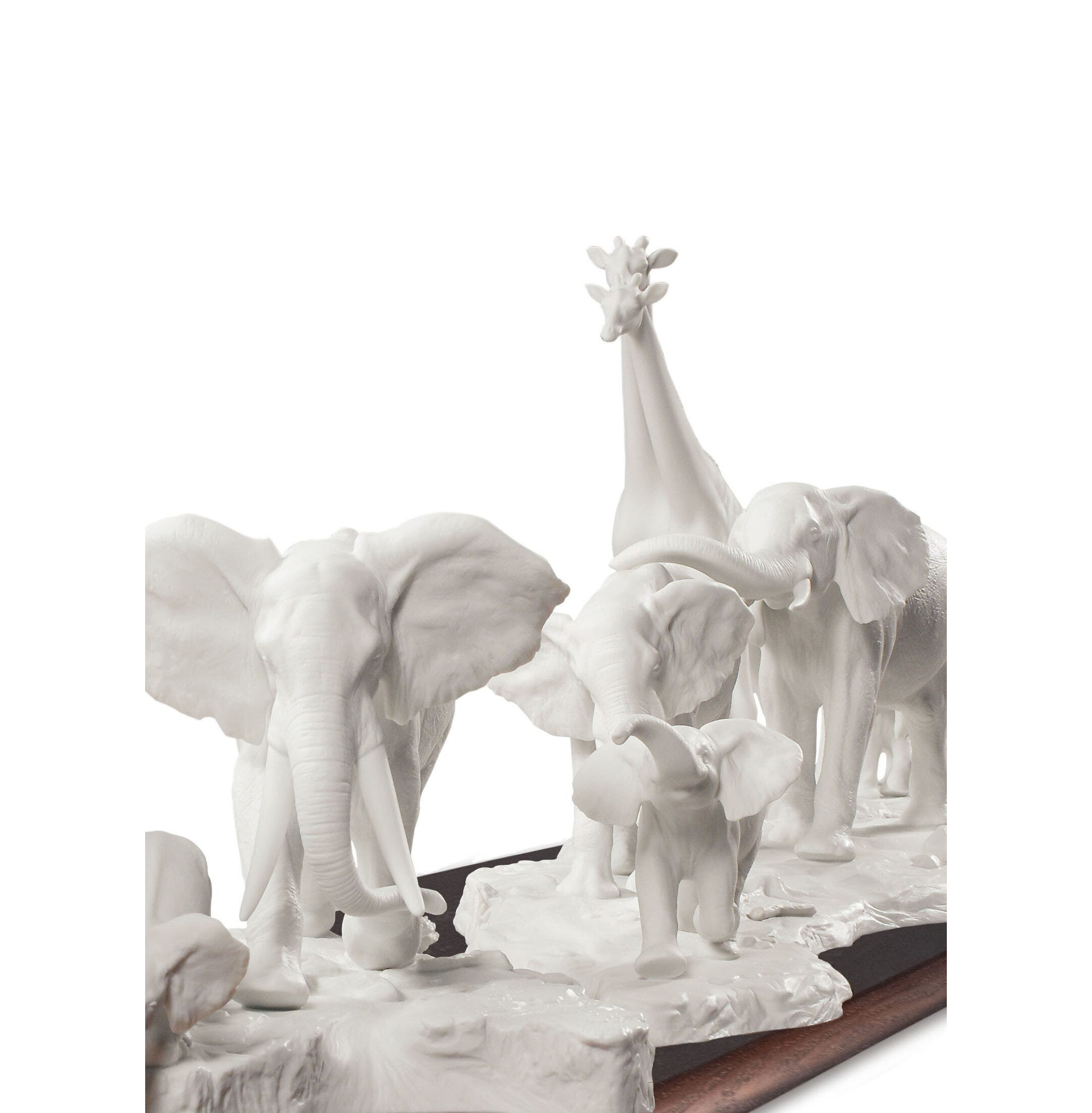 Rzeźba dzikich zwierząt na afrykańskiej sawannie. Biały Rzeźba dzikich zwierząt na afrykańskiej sawannie. Biały