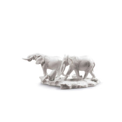 Rzeźba dzikich zwierząt na afrykańskiej sawannie. Biały Rzeźba dzikich zwierząt na afrykańskiej sawannie. Biały