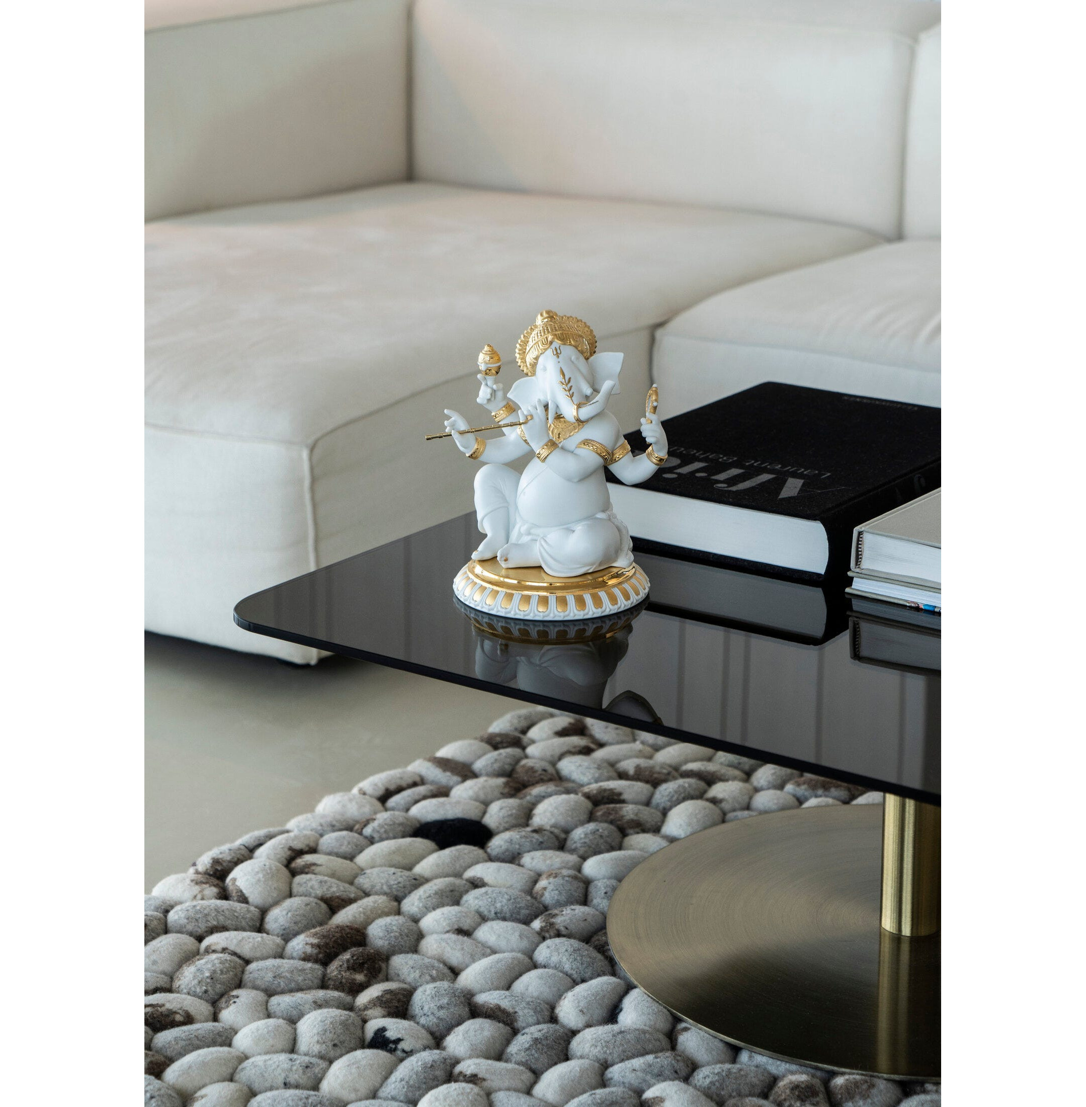 Figurka Bansuri Ganesha . Złoty połysk Figurka Bansuri Ganesha . Złoty połysk