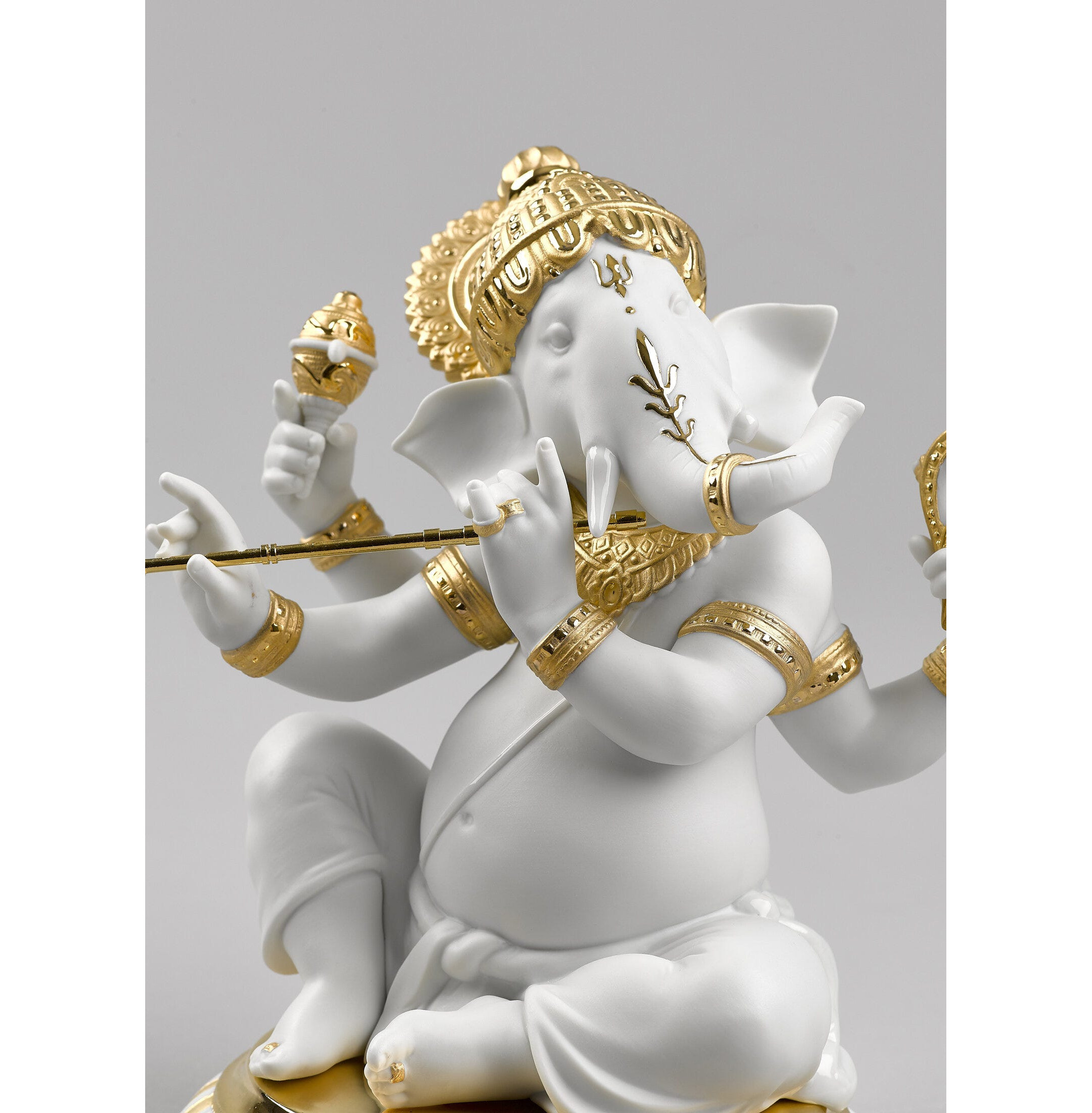 Figurka Bansuri Ganesha . Złoty połysk Figurka Bansuri Ganesha . Złoty połysk