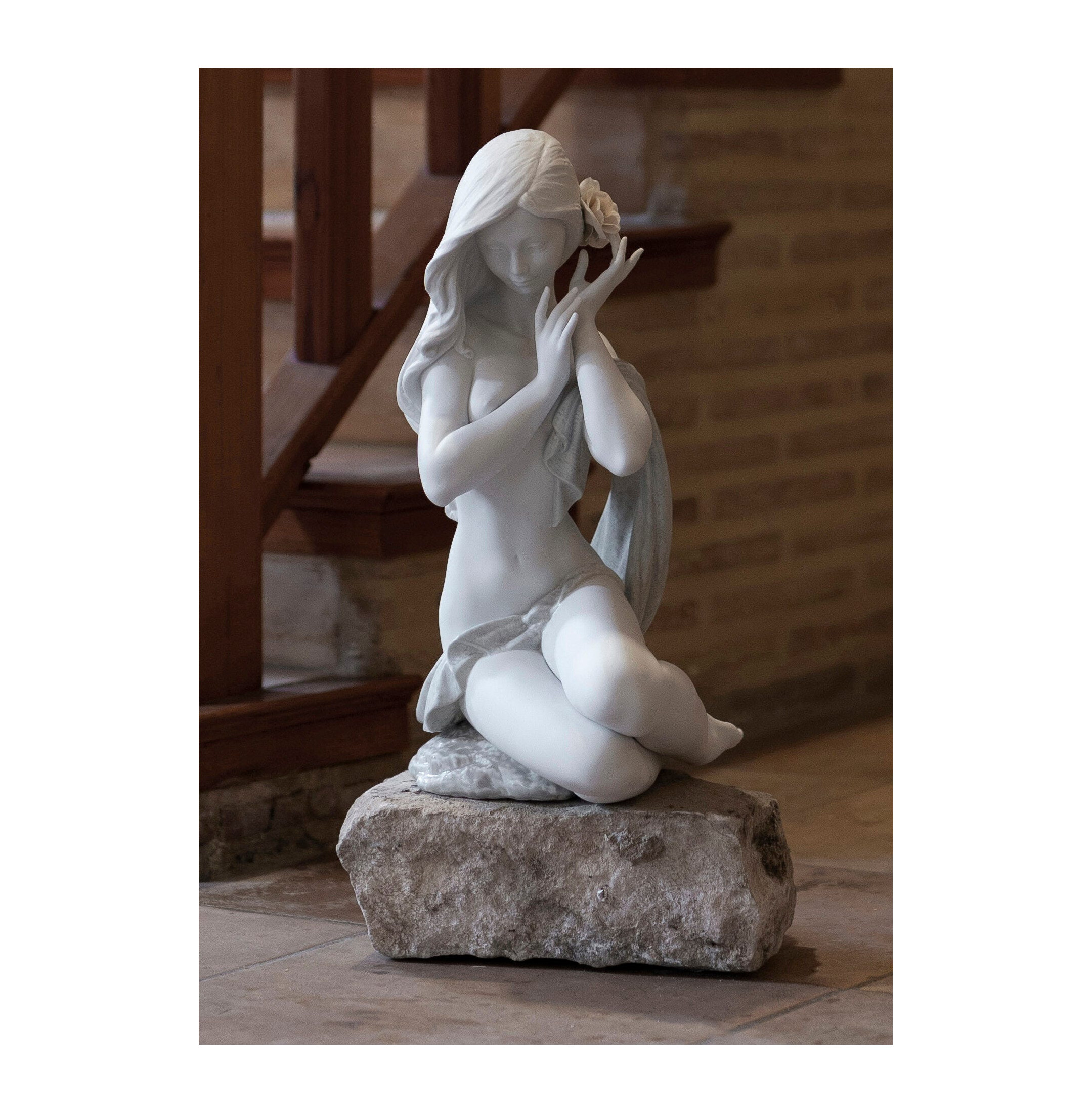 Subtelna figurka kobiety w świetle księżyca. Biały. Limitowana Subtelna figurka kobiety w świetle księżyca. Biały. Limitowana