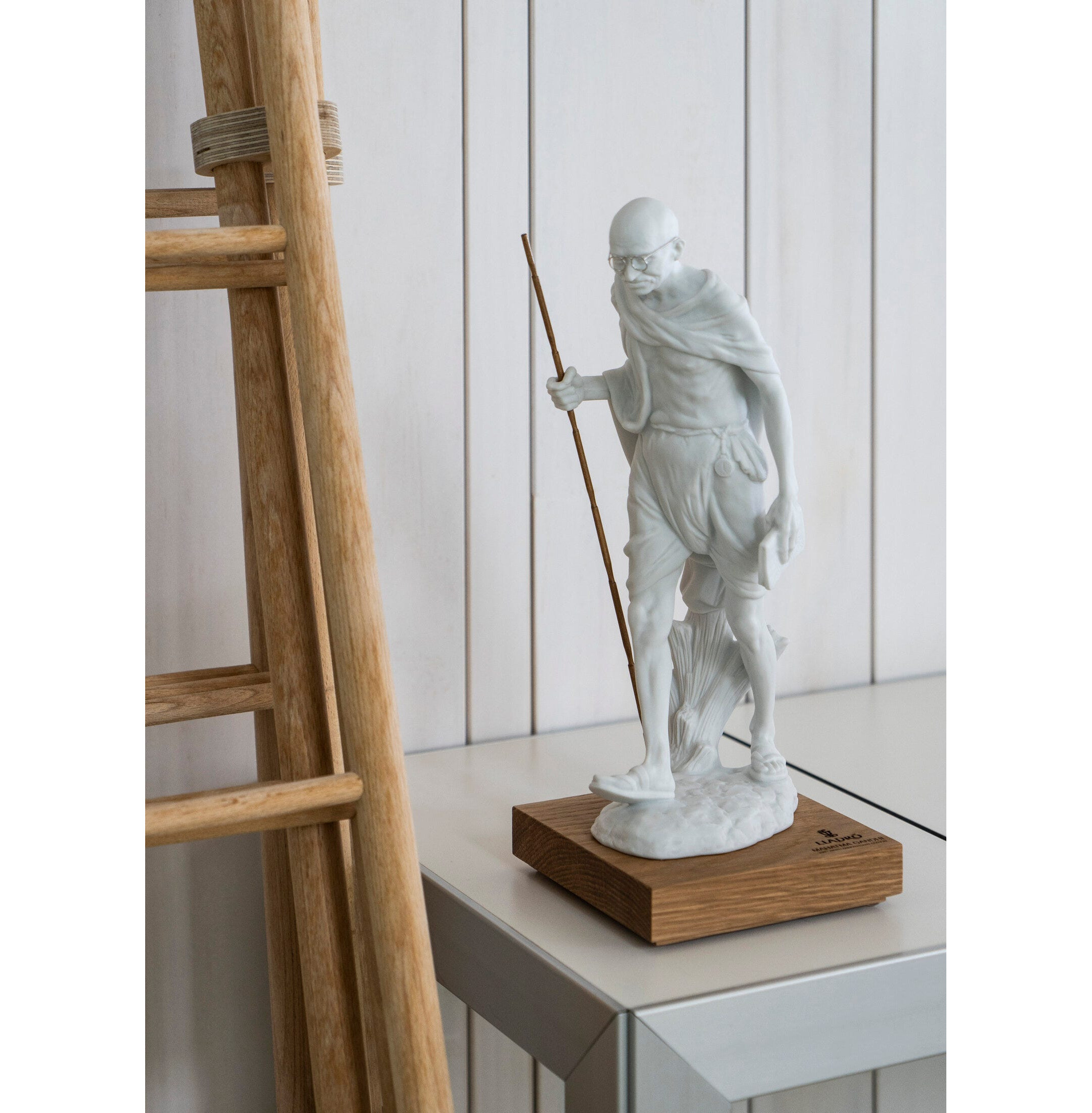 Figurka Mahatmy Gandhiego. Biały Figurka Mahatmy Gandhiego. Biały