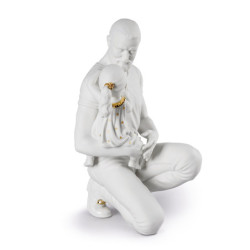 Figurka w ramionach tatusia. Złoty i biały połysk Figurka w ramionach tatusia. Złoty i biały połysk