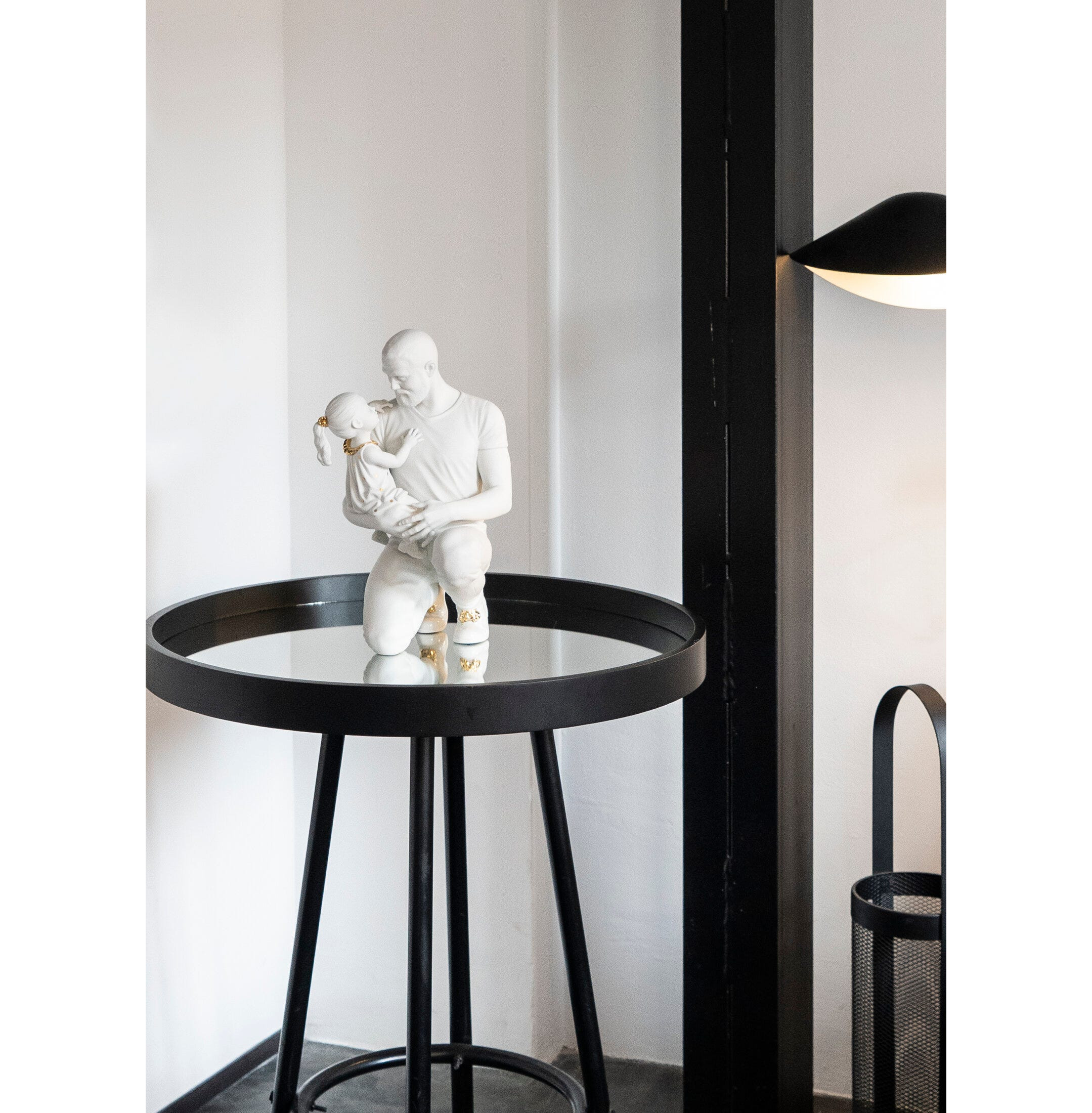 Figurka w ramionach tatusia. Złoty i biały połysk Figurka w ramionach tatusia. Złoty i biały połysk