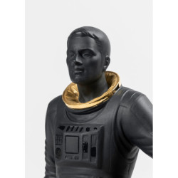 Figurka chodząca po księżycu. Czerń i złoto Figurka chodząca po księżycu. Czerń i złoto