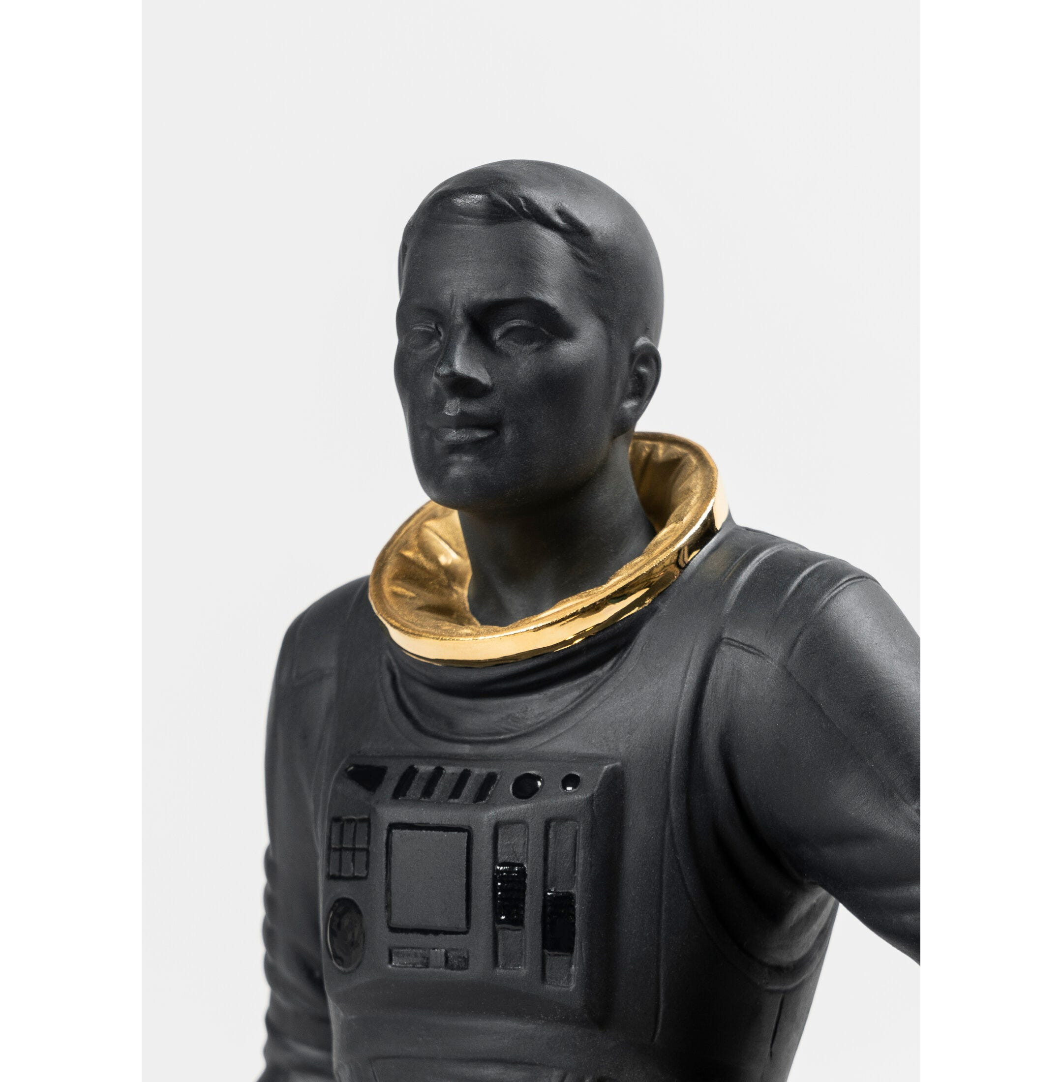 Figurka chodząca po księżycu. Czerń i złoto Figurka chodząca po księżycu. Czerń i złoto