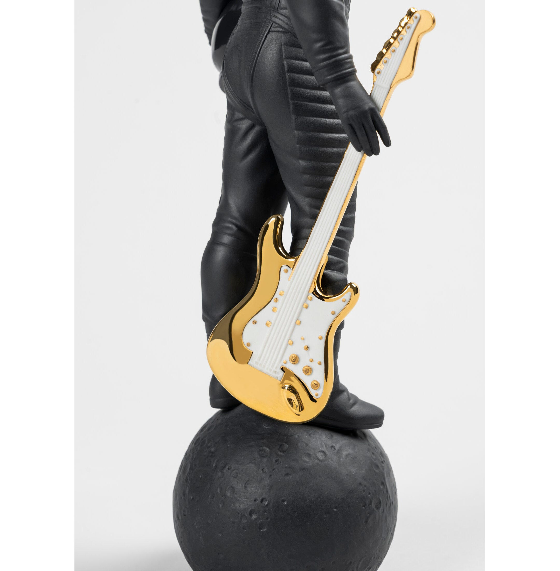 Figurka chodząca po księżycu. Czerń i złoto Figurka chodząca po księżycu. Czerń i złoto