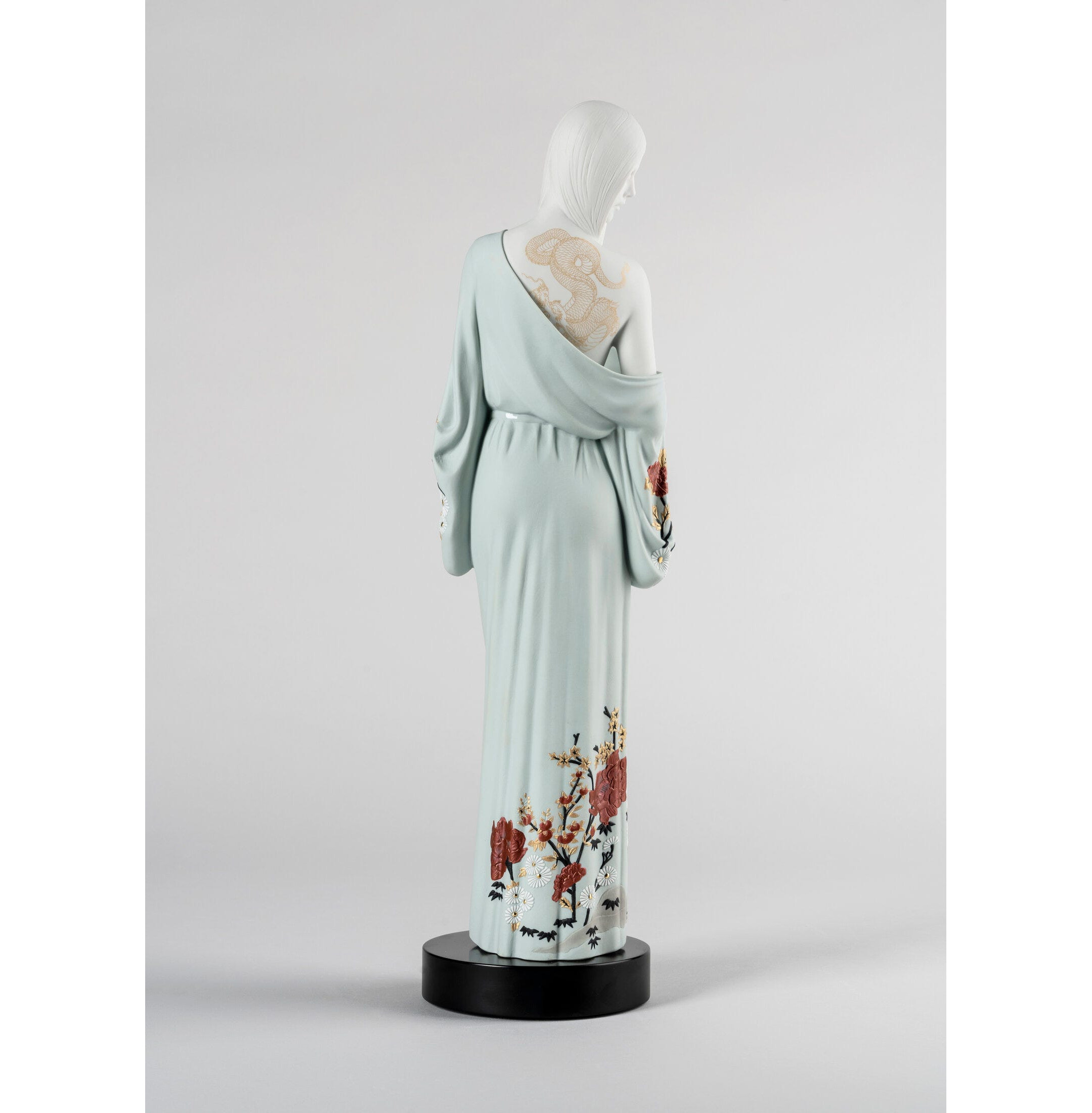 Piękno z tatuażem smoka Figurka kobiety Piękno z tatuażem smoka Figurka kobiety