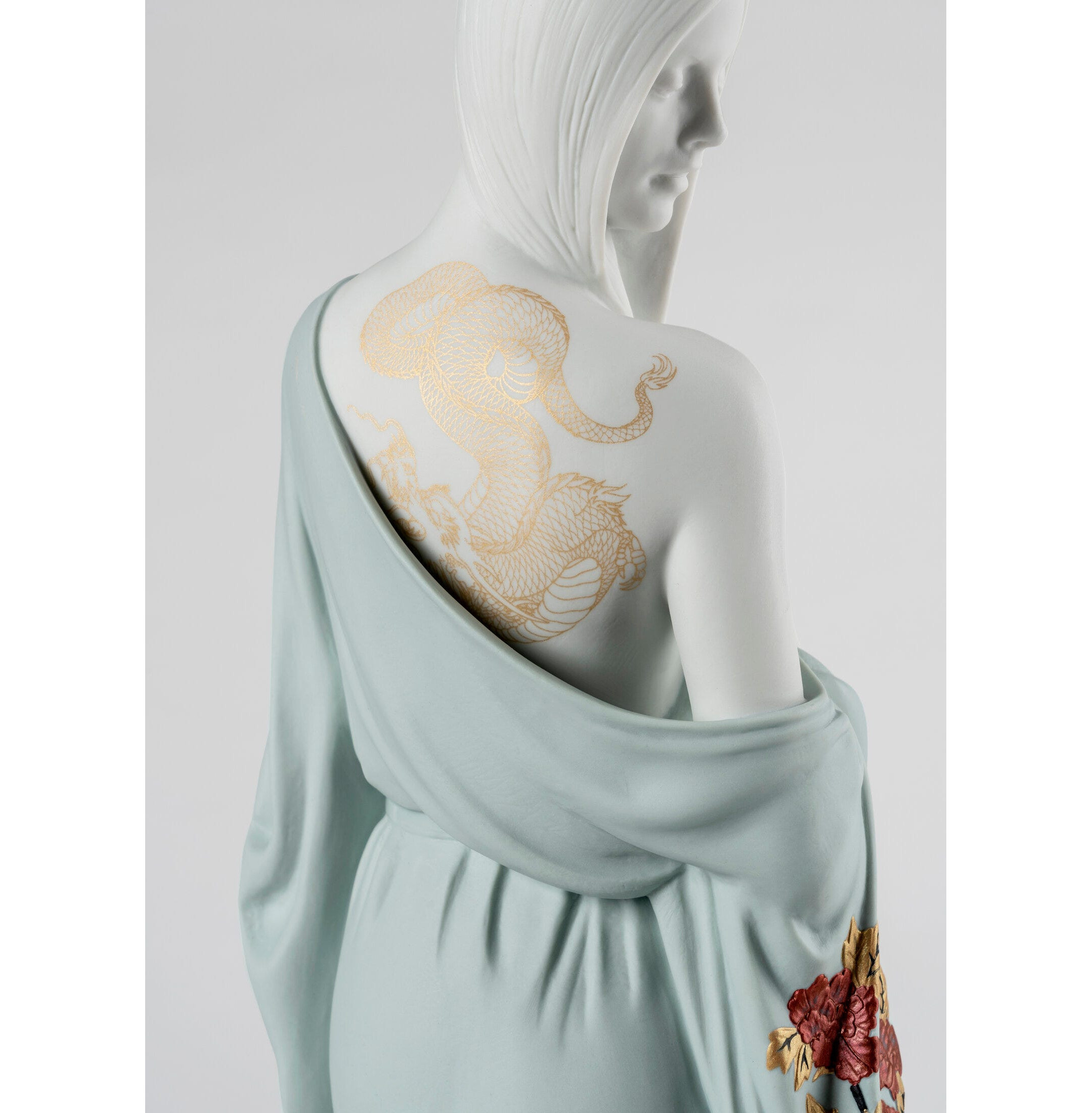 Piękno z tatuażem smoka Figurka kobiety Piękno z tatuażem smoka Figurka kobiety