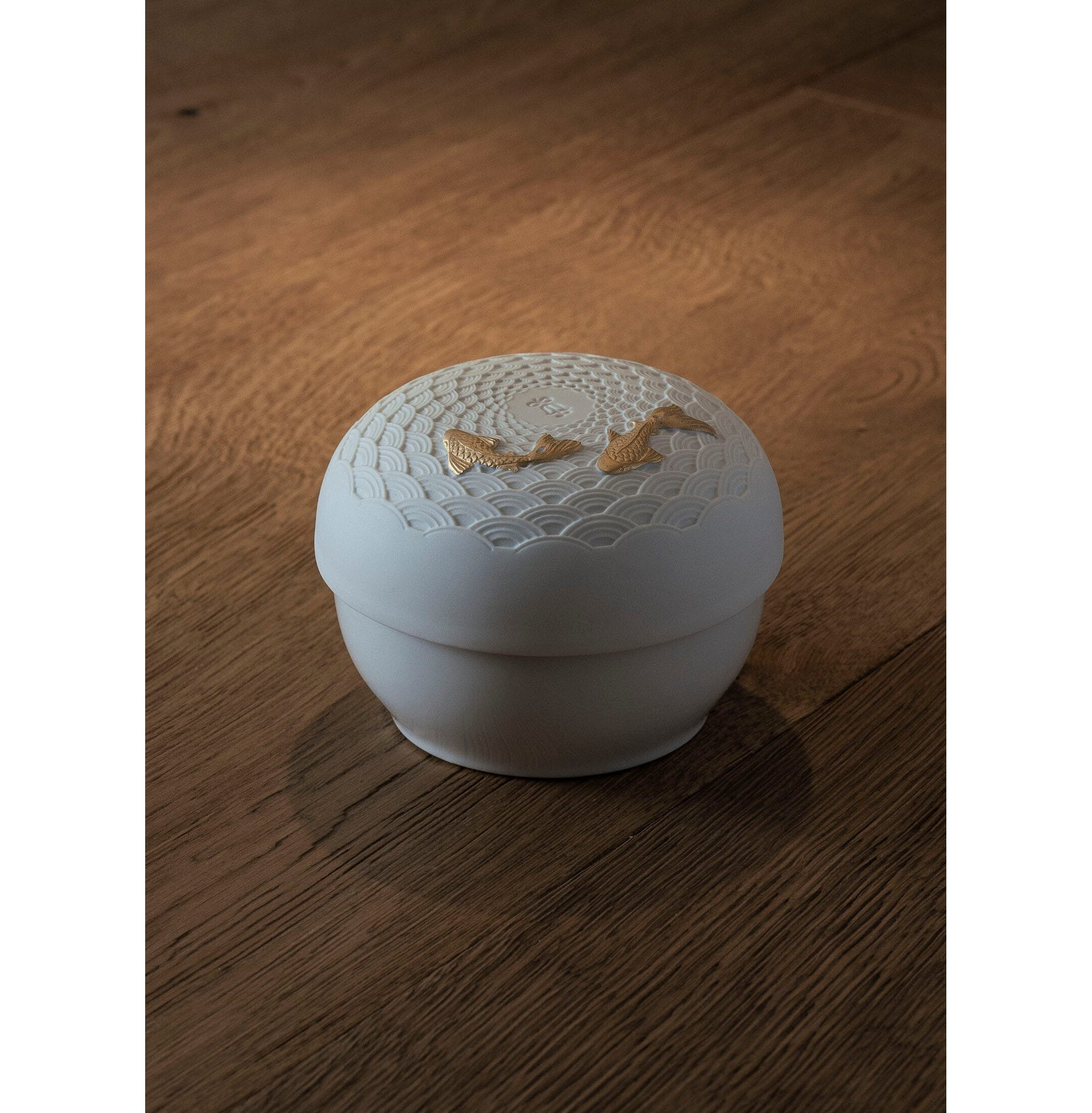 Pudełko Koi. Złoty połysk Pudełko Koi. Złoty połysk