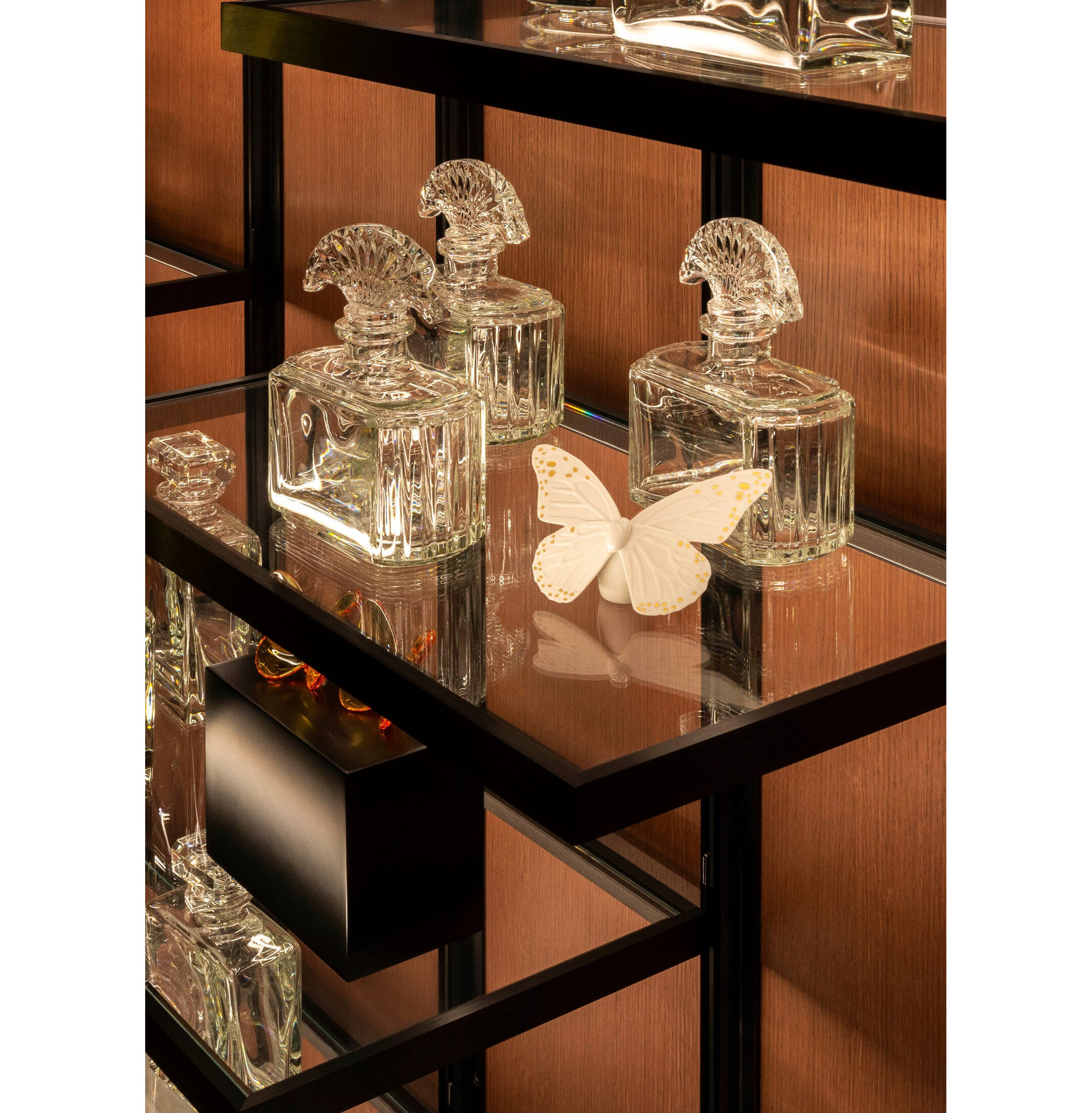 Figurka motyla. Złoty połysk i biel Figurka motyla. Złoty połysk i biel