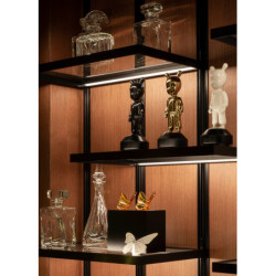 Figurka motyla. Złoty połysk i biel Figurka motyla. Złoty połysk i biel