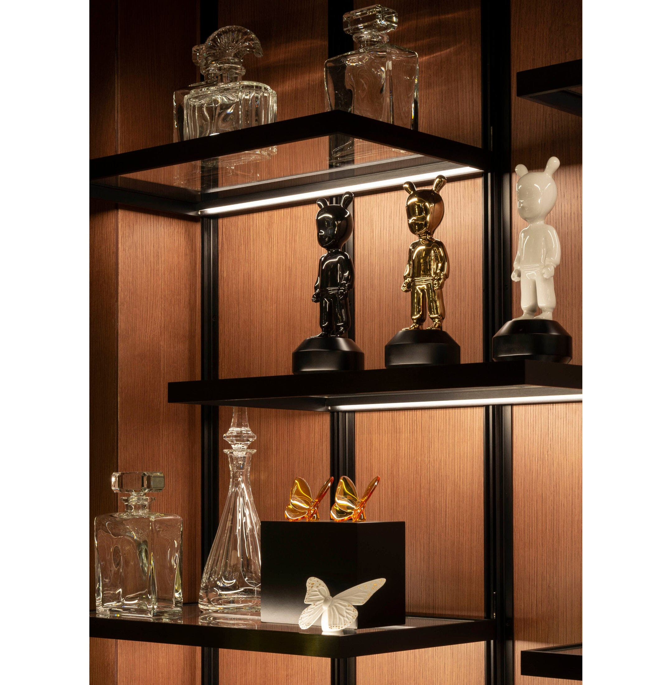 Figurka motyla. Złoty połysk i biel Figurka motyla. Złoty połysk i biel