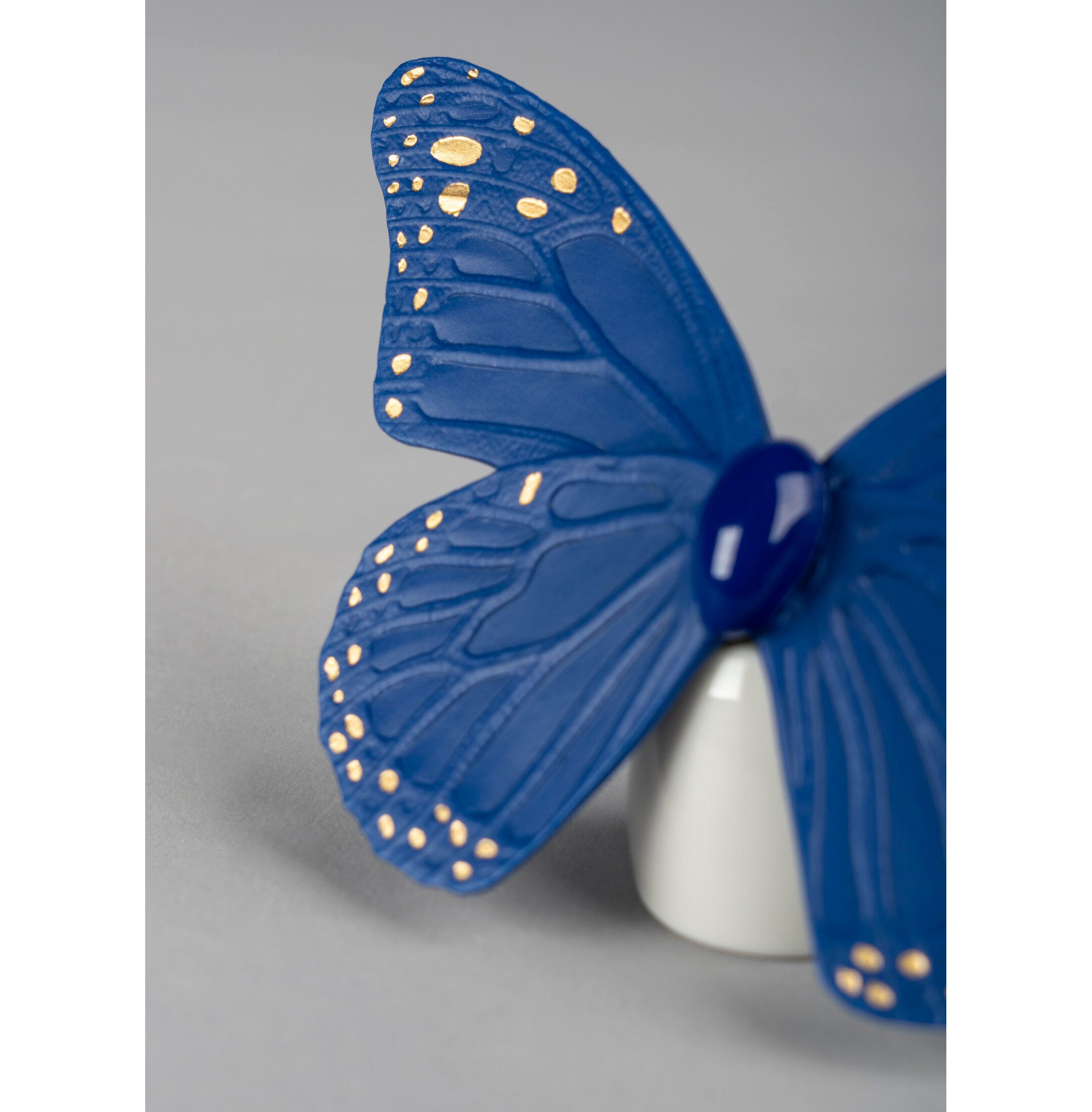 Figurka motyla. Złoty połysk i niebieski Figurka motyla. Złoty połysk i niebieski