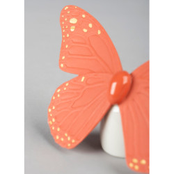 Figurka motyla. Złoty połysk i koral Figurka motyla. Złoty połysk i koral