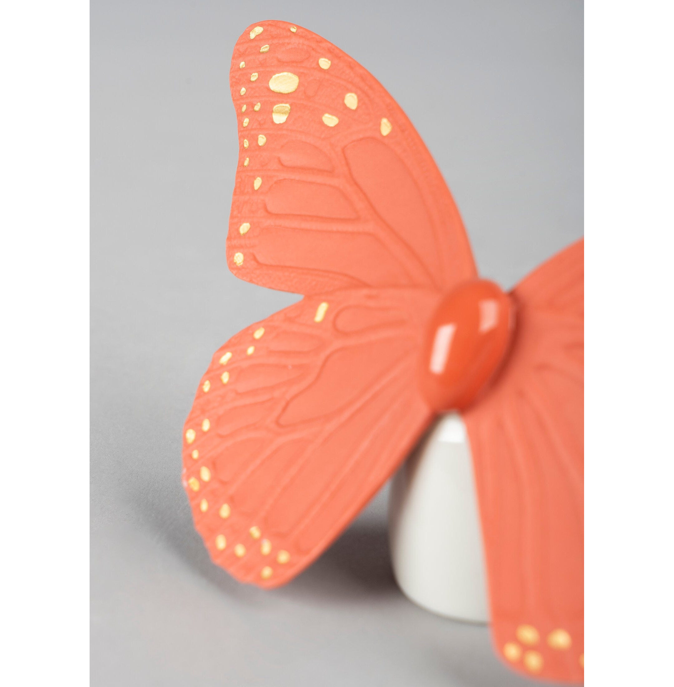 Figurka motyla. Złoty połysk i koral Figurka motyla. Złoty połysk i koral