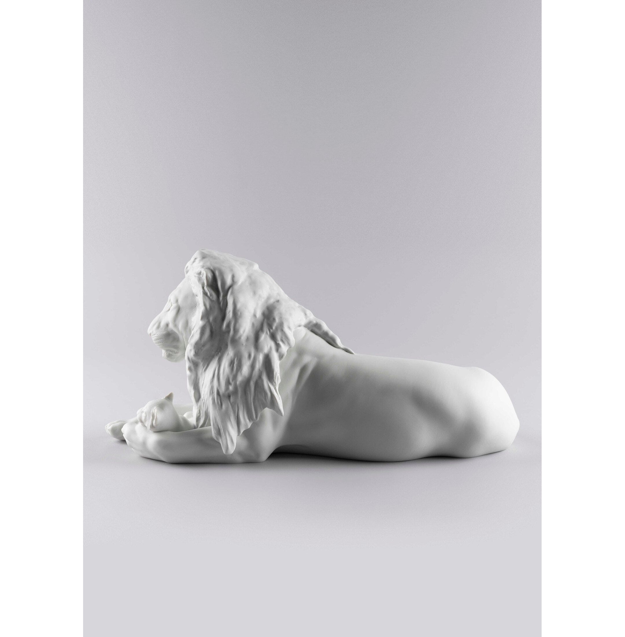 Figurka lwa z cubem Figurka lwa z cubem