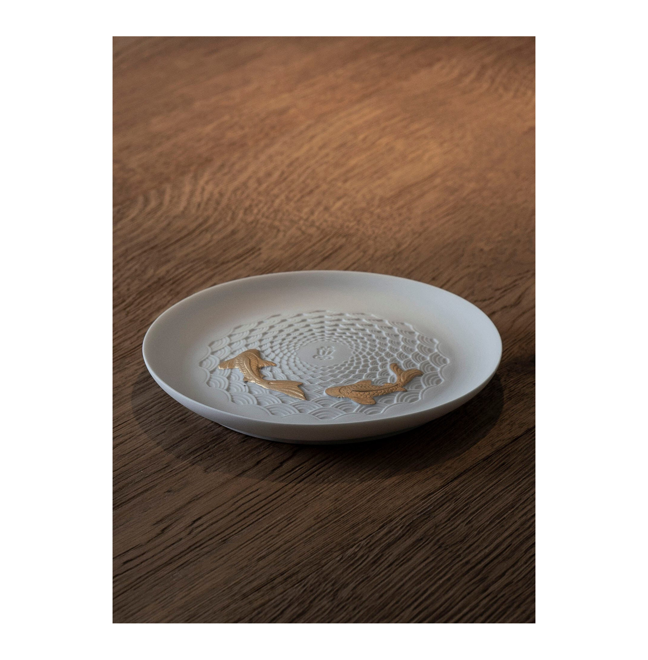 Talerz Koi. Złoty połysk Talerz Koi. Złoty połysk