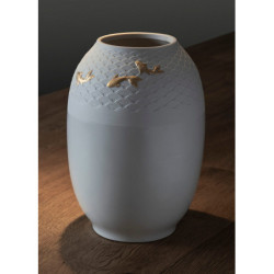 Wazon z karpiami koi. Złoty połysk Wazon z karpiami koi. Złoty połysk