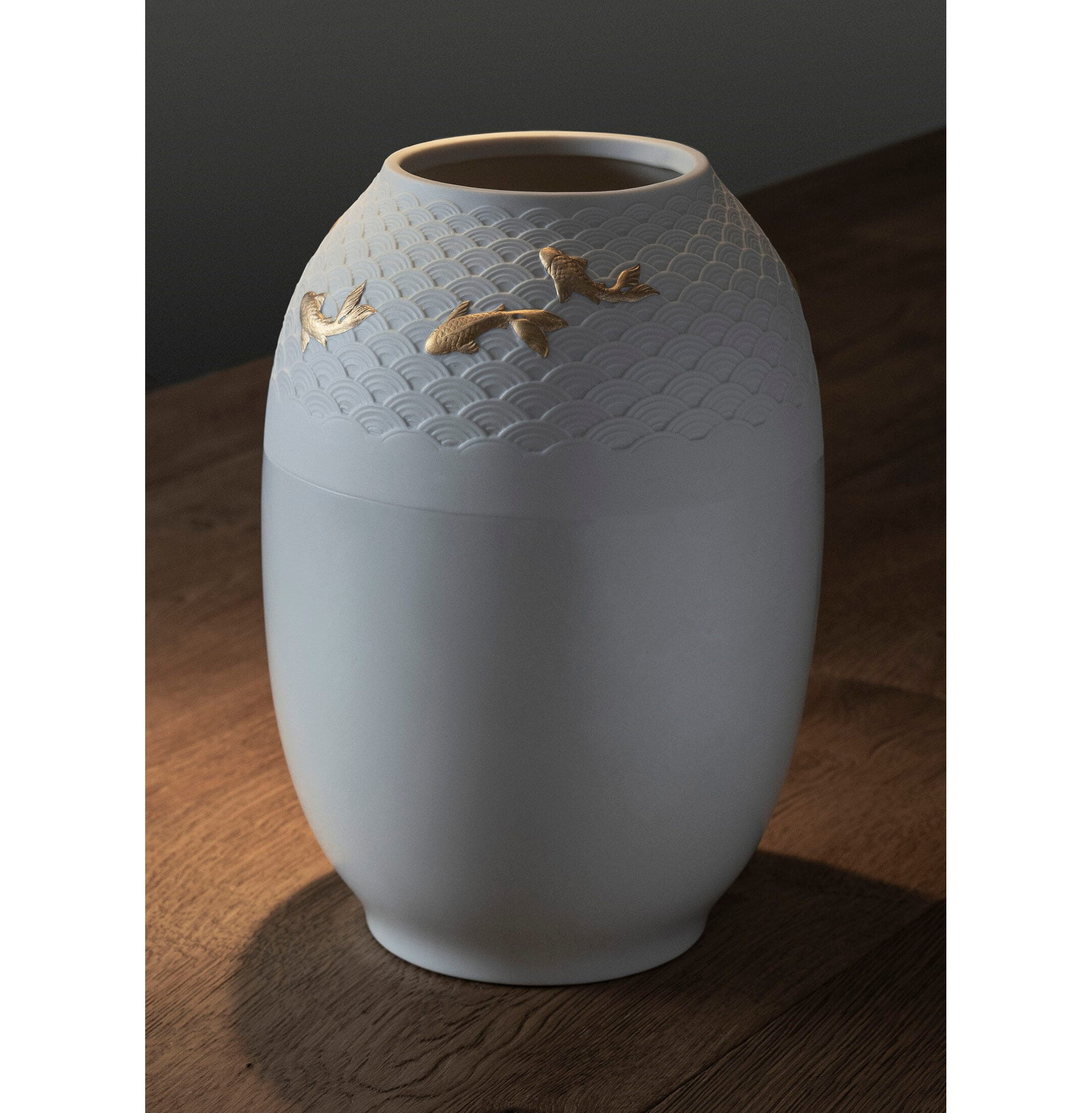 Wazon z karpiami koi. Złoty połysk Wazon z karpiami koi. Złoty połysk