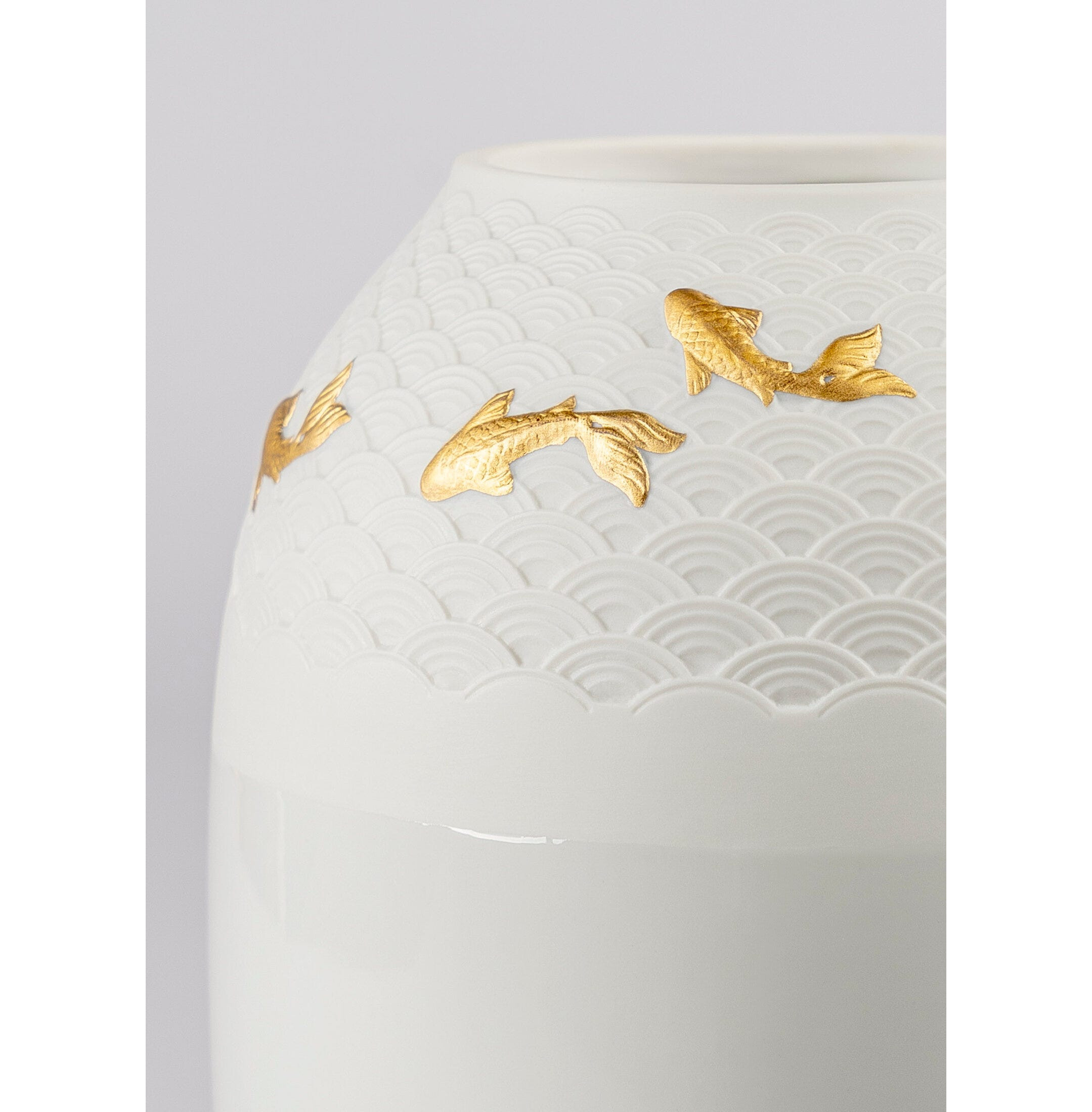 Wazon z karpiami koi. Złoty połysk Wazon z karpiami koi. Złoty połysk