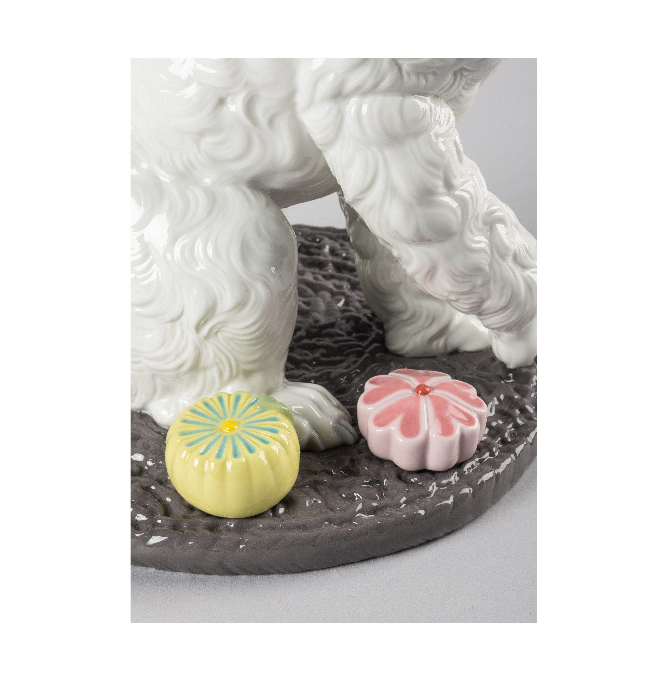 Pudel z figurką psa Mochis Pudel z figurką psa Mochis